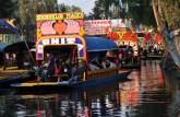 Trajineras, barcos dos antigos astecas, nos canais de Xochimilco, Cidade do México